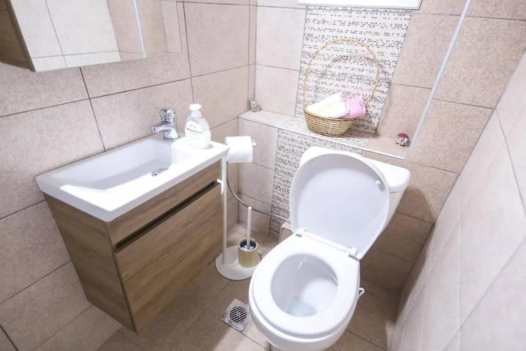 Quiet, Fully Refurbished Apartment In Tessalónica