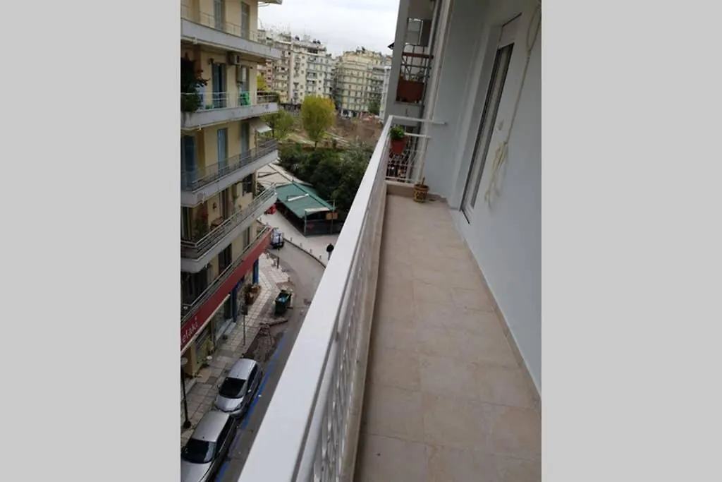Quiet, Fully Refurbished Apartment In Tessalónica